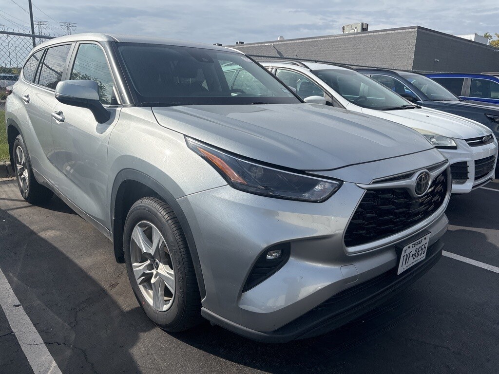 2024 Toyota Highlander LE photo 2