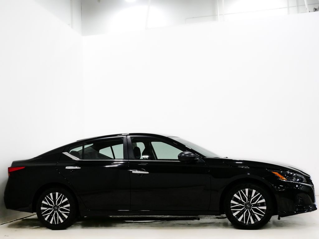 Used 2024 Nissan Altima 2.5 SV Sedan