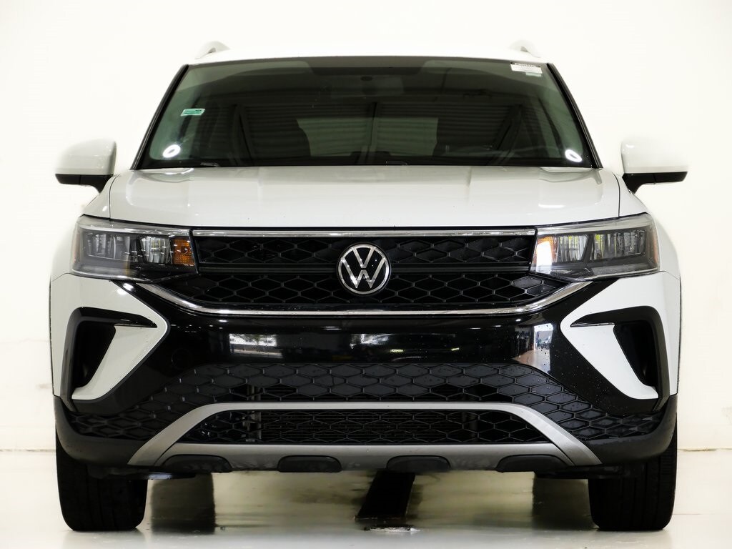 2022 Volkswagen Taos SE photo 2