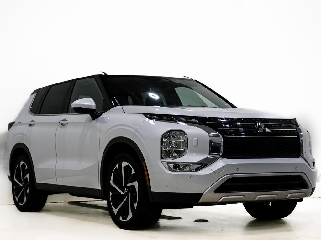 2024 Mitsubishi Outlander SE's photo
