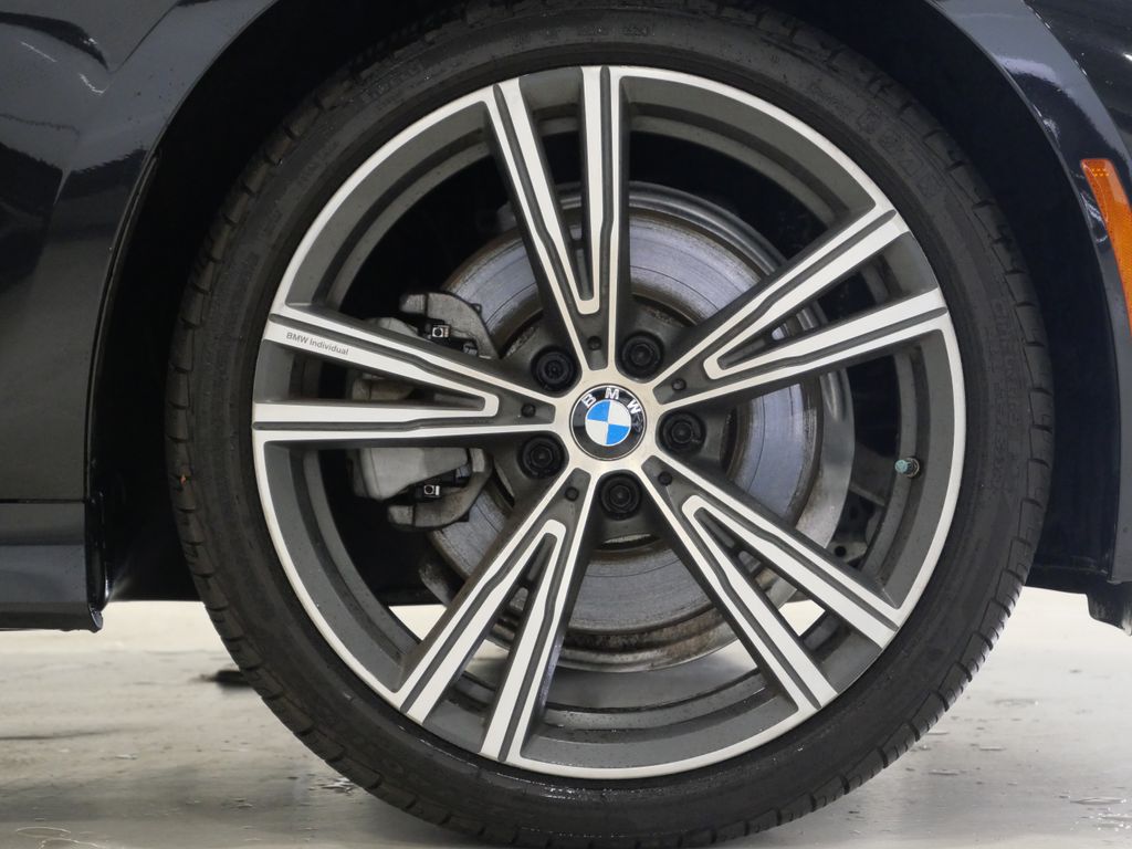2021 BMW 3 Series 330e - Photo 9