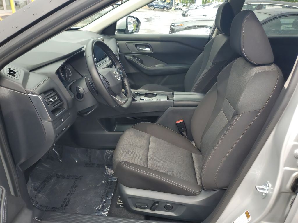 2025 Nissan Rogue SV - Photo 13