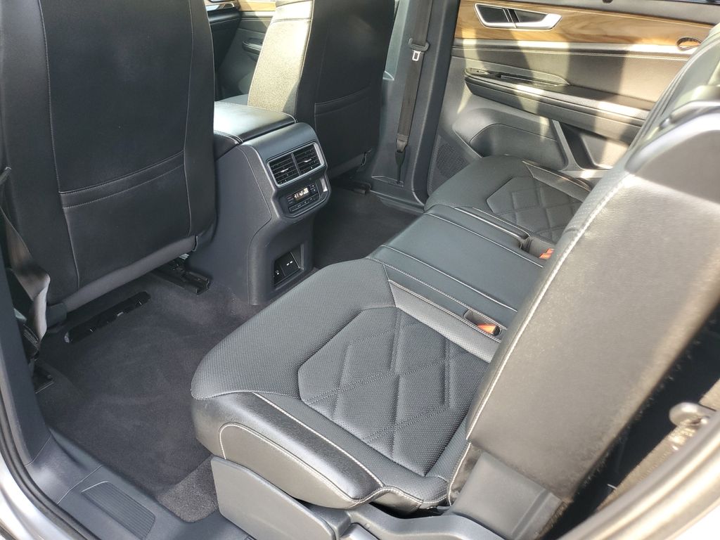 2025 Volkswagen Atlas SE w/Tech - Photo 30