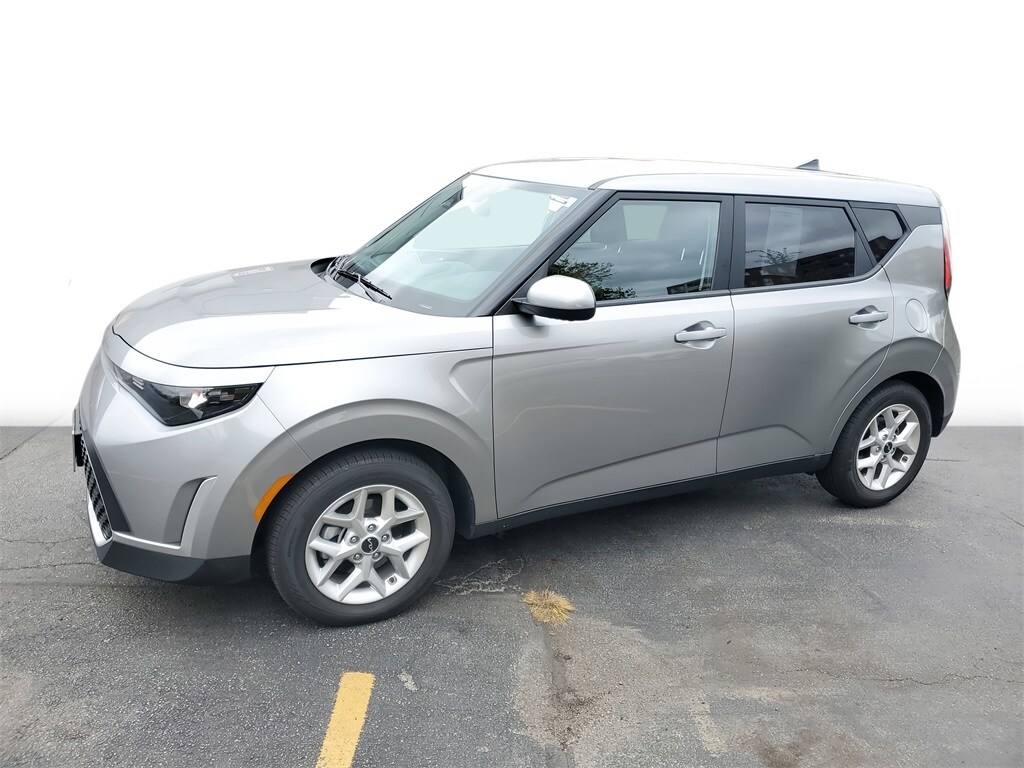 2023 Kia Soul LX photo 2