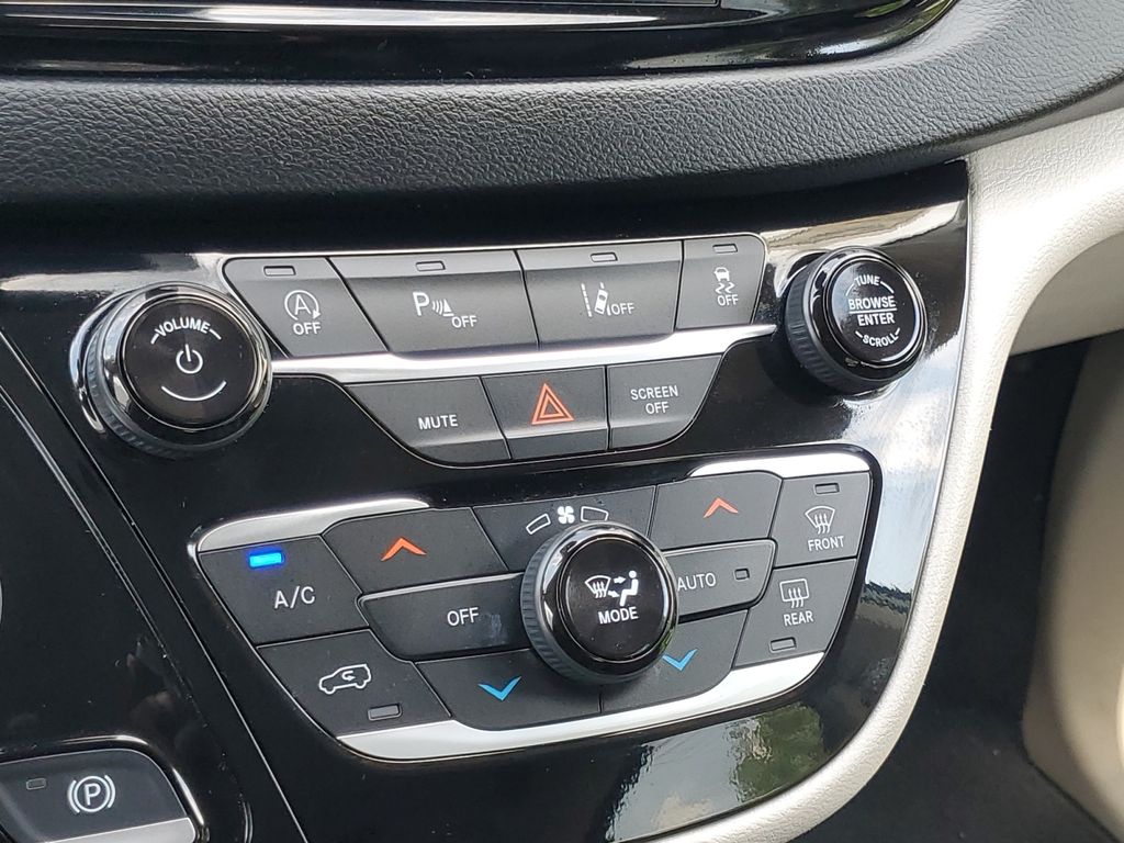 2023 Chrysler Pacifica Touring L - Photo 17