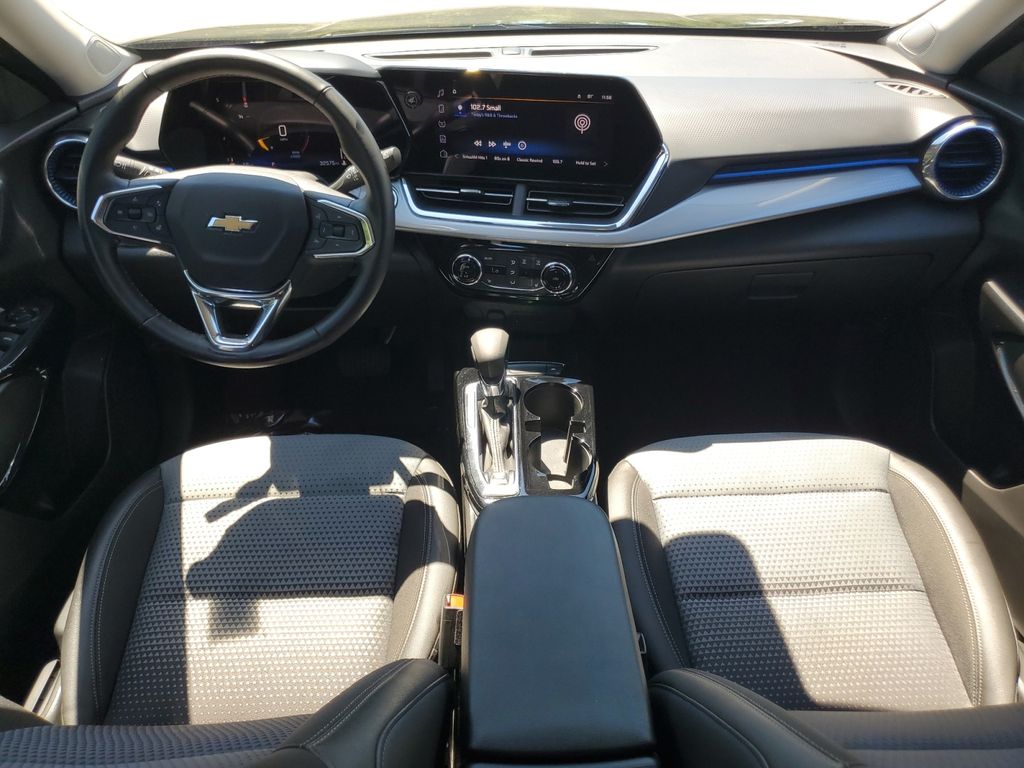 2025 Chevrolet Trax LT - Photo 11