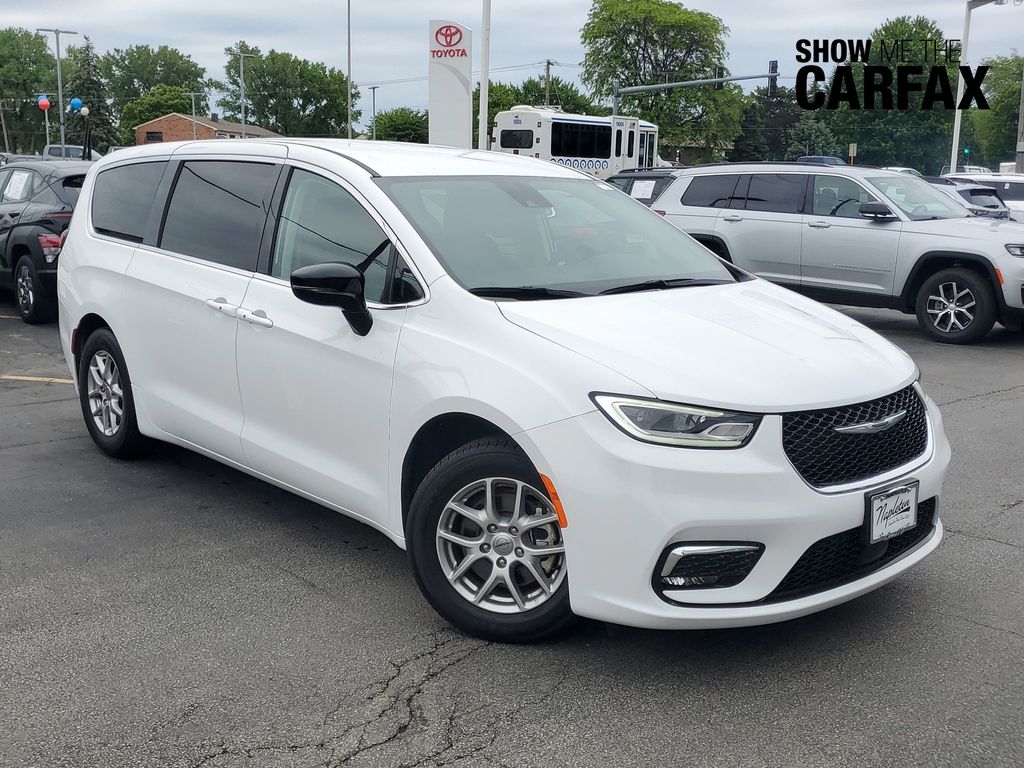 2024 Chrysler Pacifica Touring L's photo