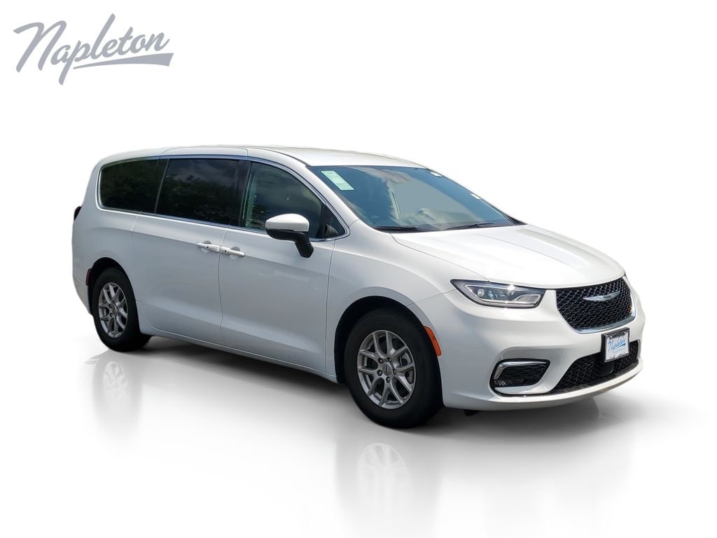 2023 Chrysler Pacifica Touring L - Photo 8
