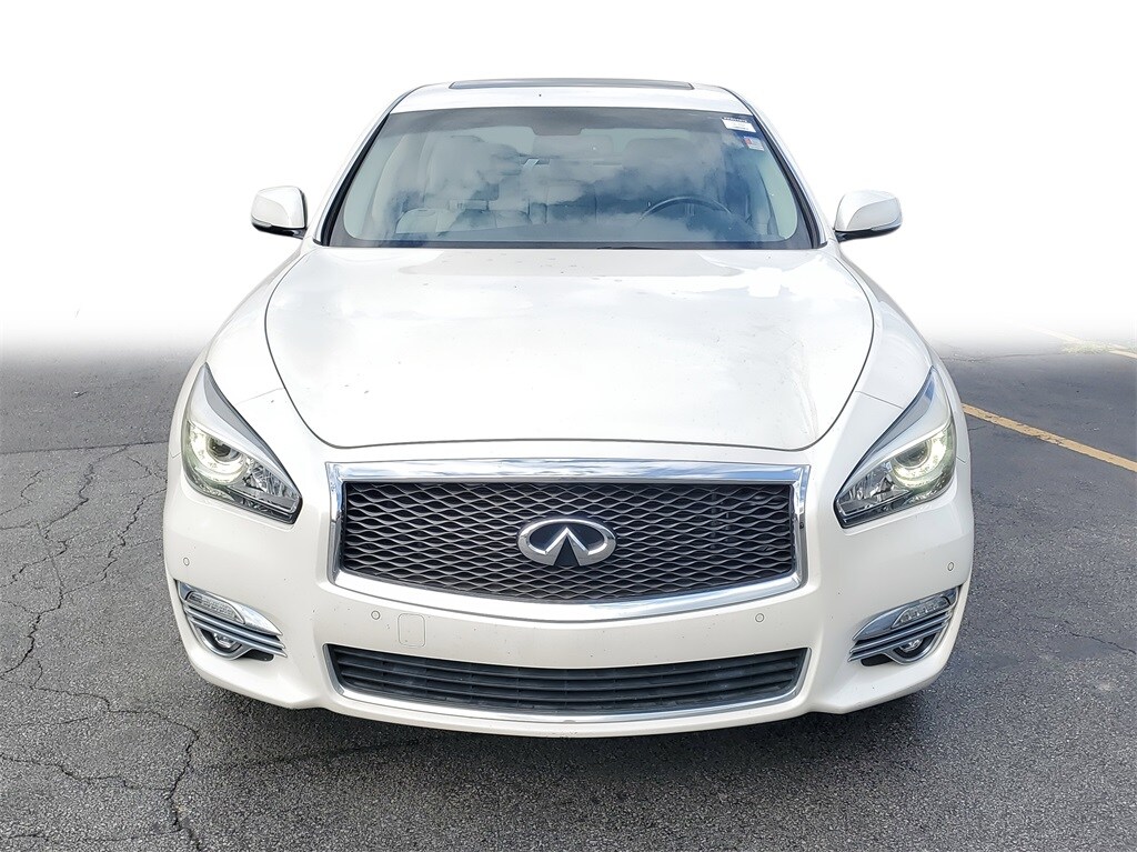 2019 Infiniti Q70L Luxe photo 2