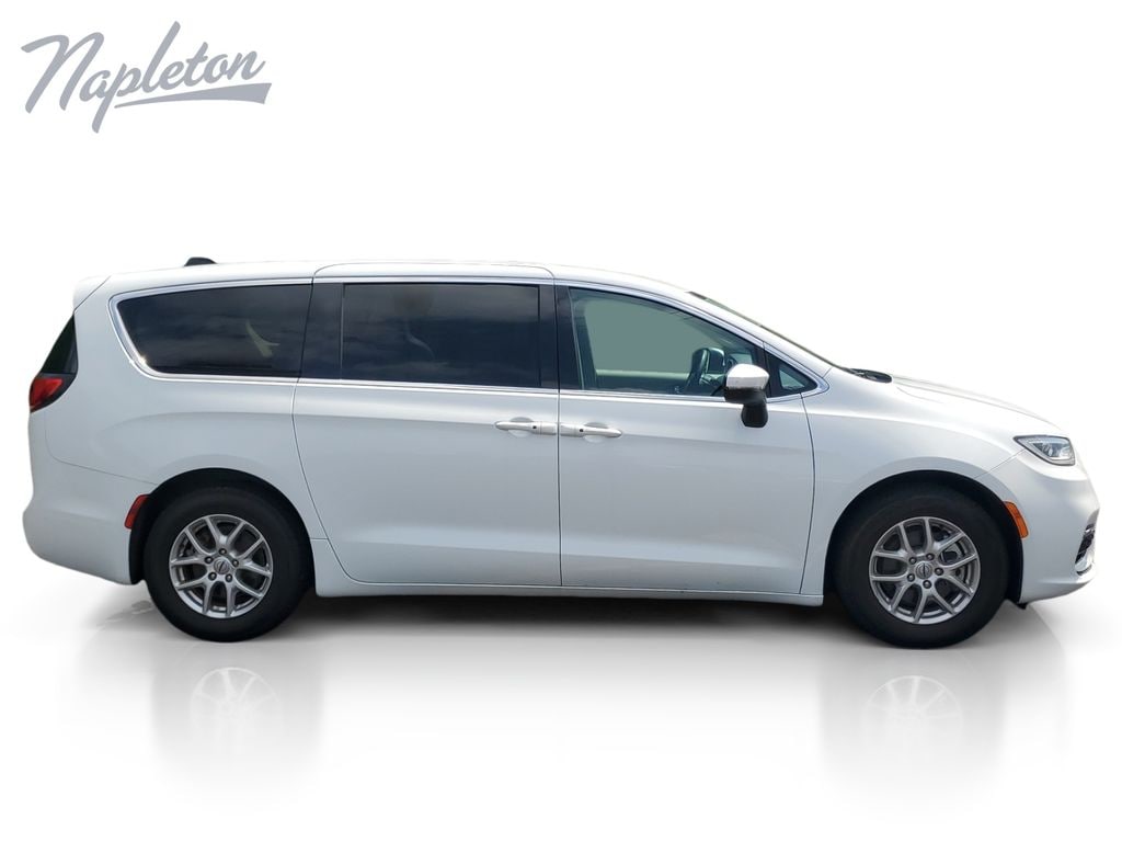 2023 Chrysler Pacifica Touring L - Photo 7