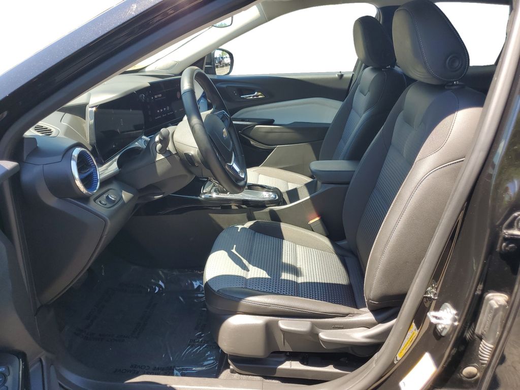2025 Chevrolet Trax LT - Photo 21