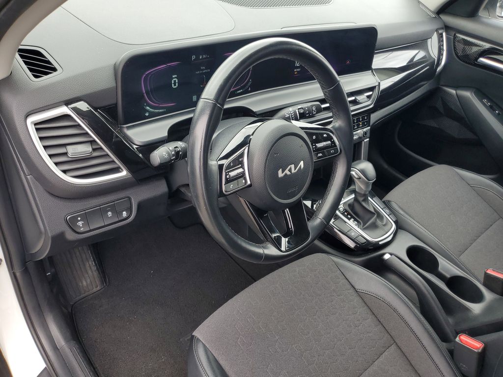 2025 Kia Seltos S - Photo 13