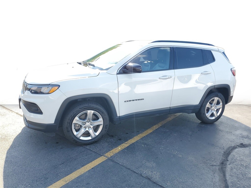 2023 Jeep Compass Latitude photo 2