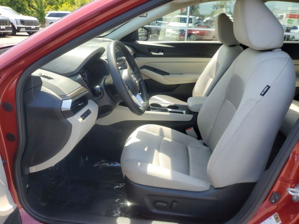 2025 Nissan Altima SV - Photo 14