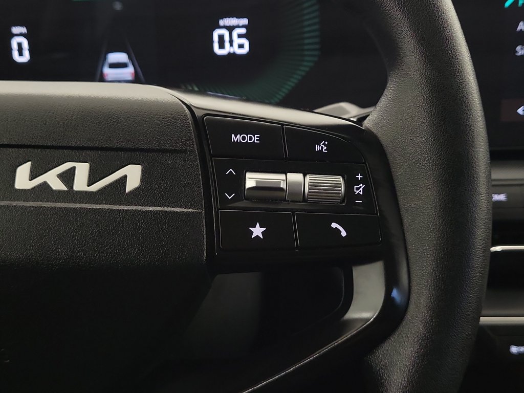 2025 Kia K4 LXS - Photo 17