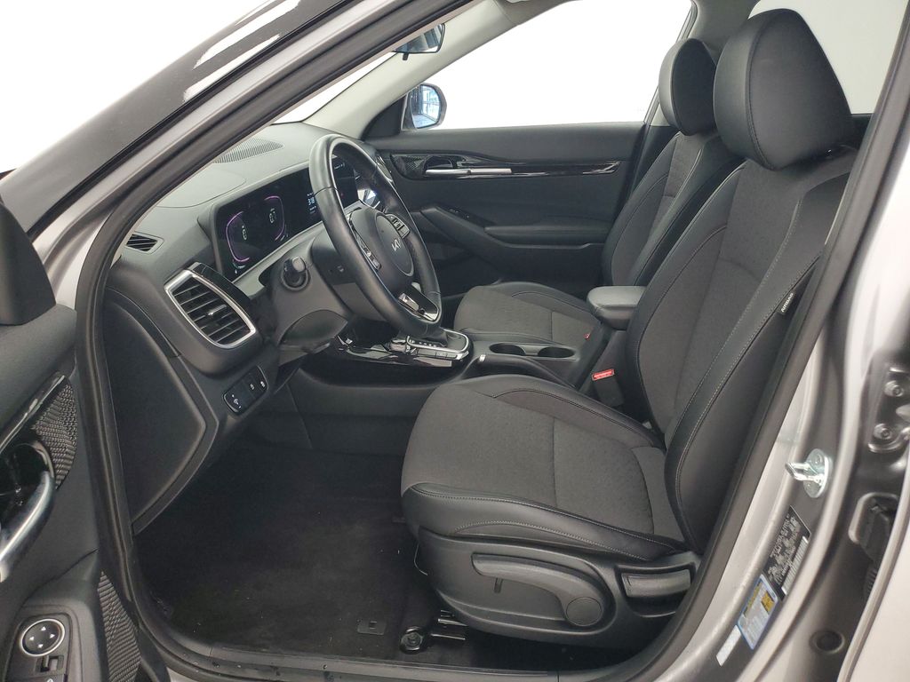 2025 Kia Seltos S - Photo 12