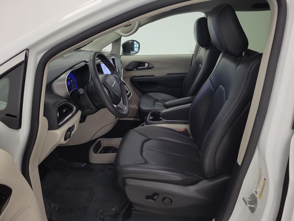 2023 Chrysler Pacifica Touring L - Photo 11