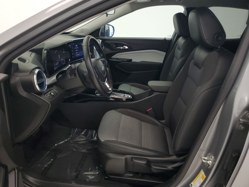 2025 Chevrolet Trax LT - Photo 11