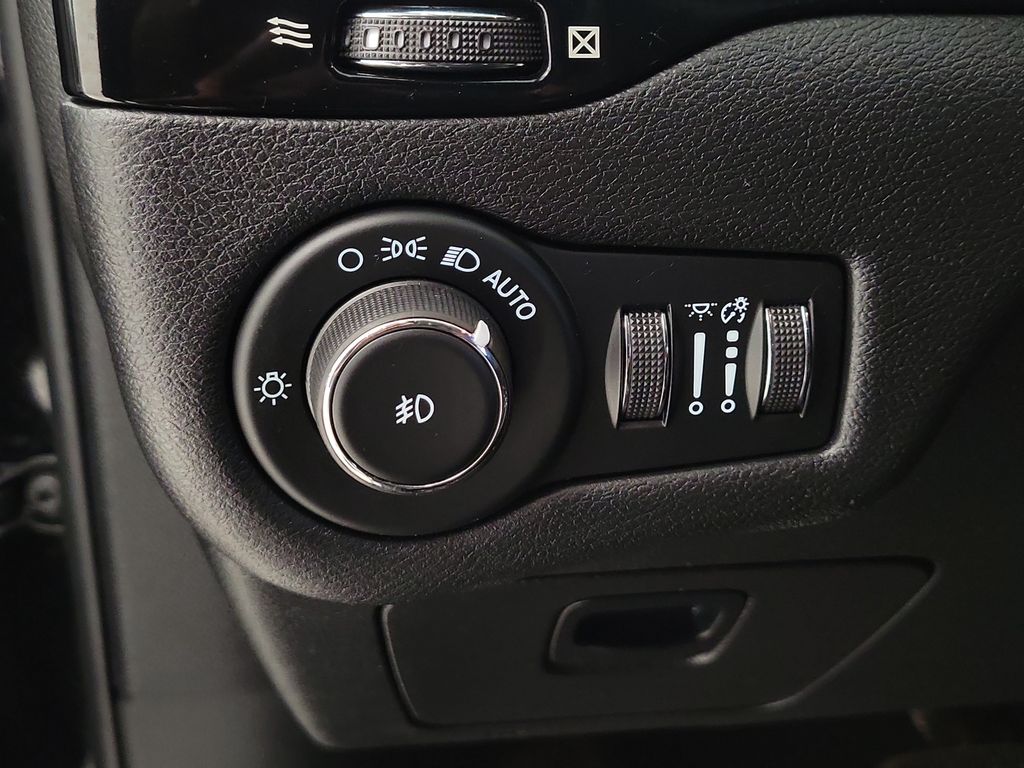 2021 Jeep Cherokee Altitude - Photo 12