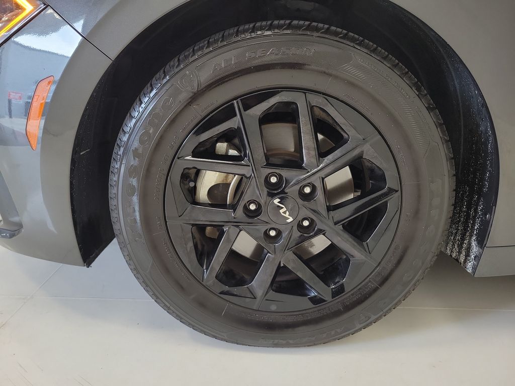 2025 Kia K5 LXS - Photo 8