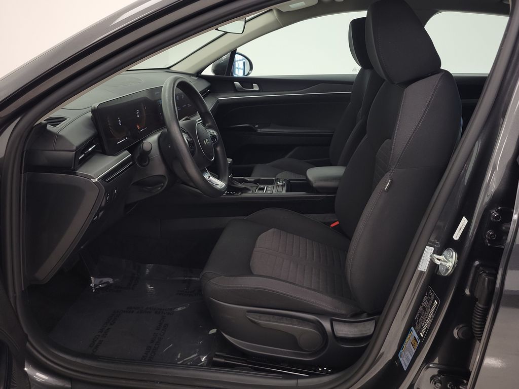 2025 Kia K5 LXS - Photo 11