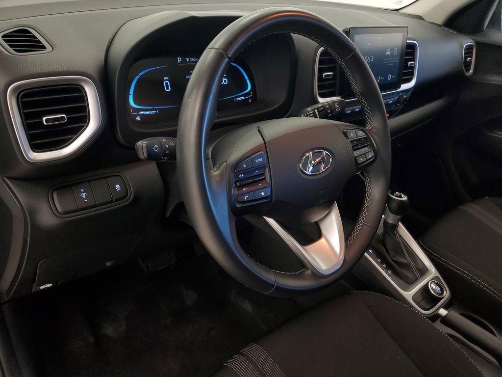 2025 Hyundai Venue SEL - Photo 11