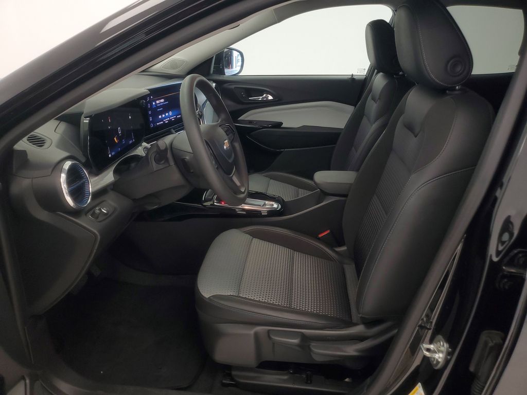 2025 Chevrolet Trax LT - Photo 13