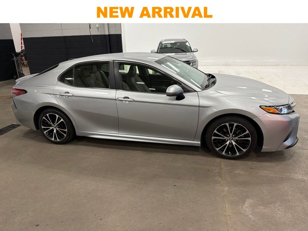 Used 2018 Toyota Camry SE Sedan