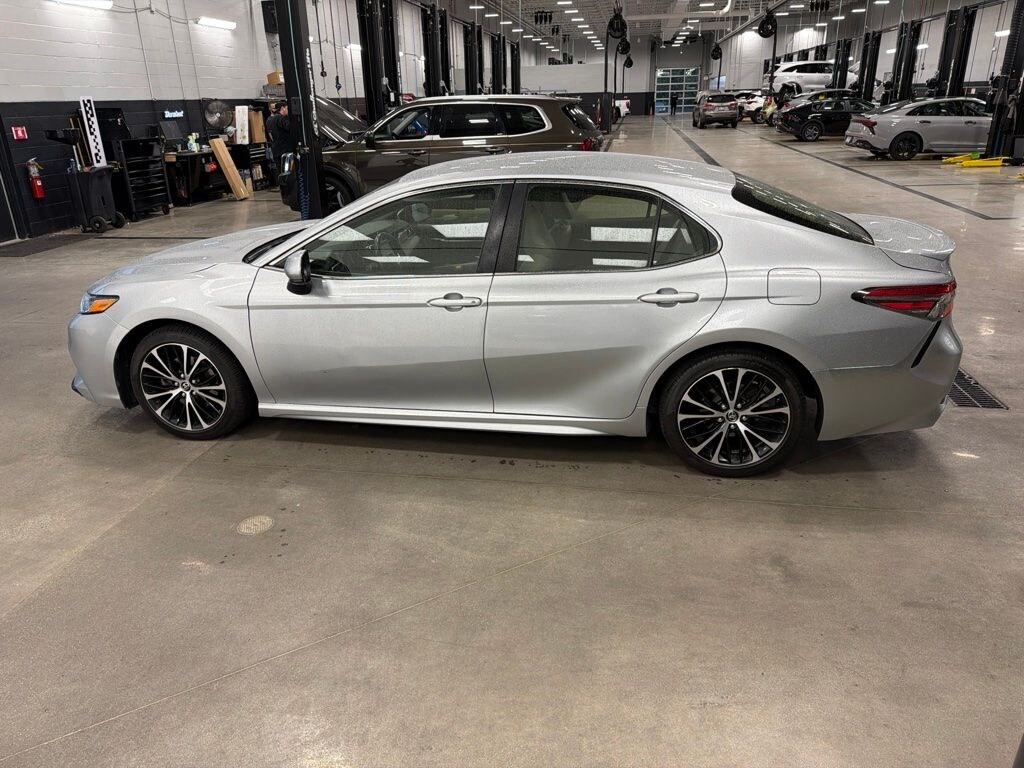 Used 2018 Toyota Camry SE Sedan