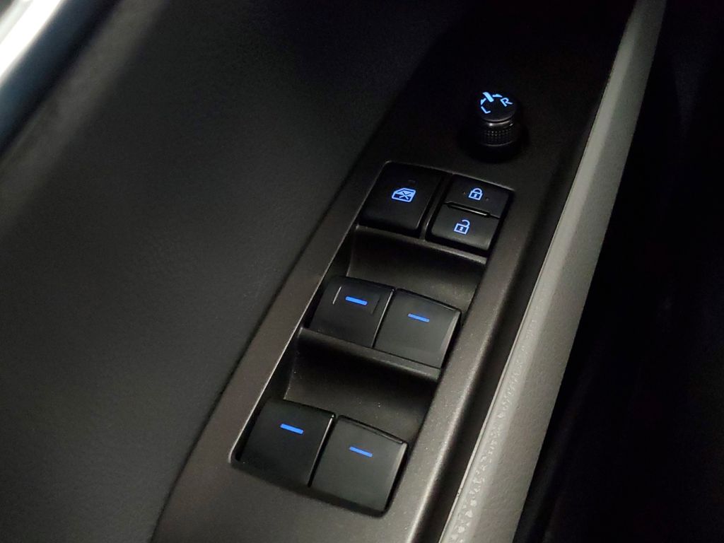 2023 Toyota Camry SE - Photo 16