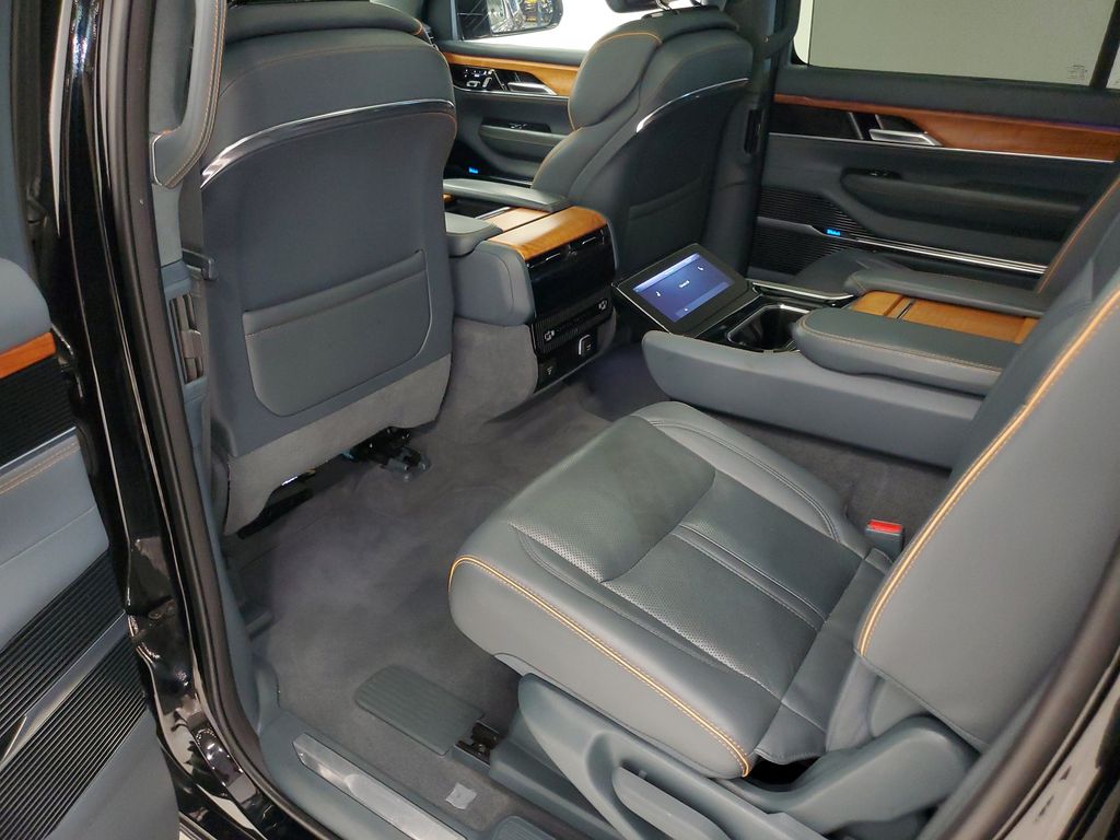 2023 Jeep Grand Wagoneer Series II - Photo 23