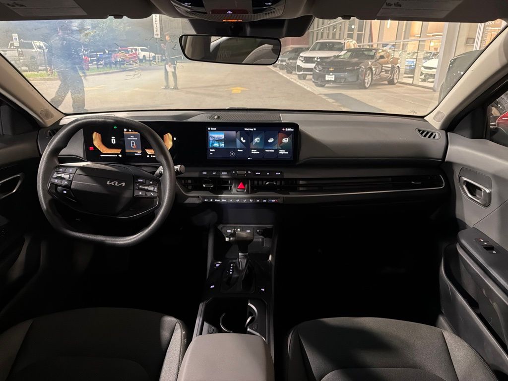 2025 Kia K4 LXS - Photo 8