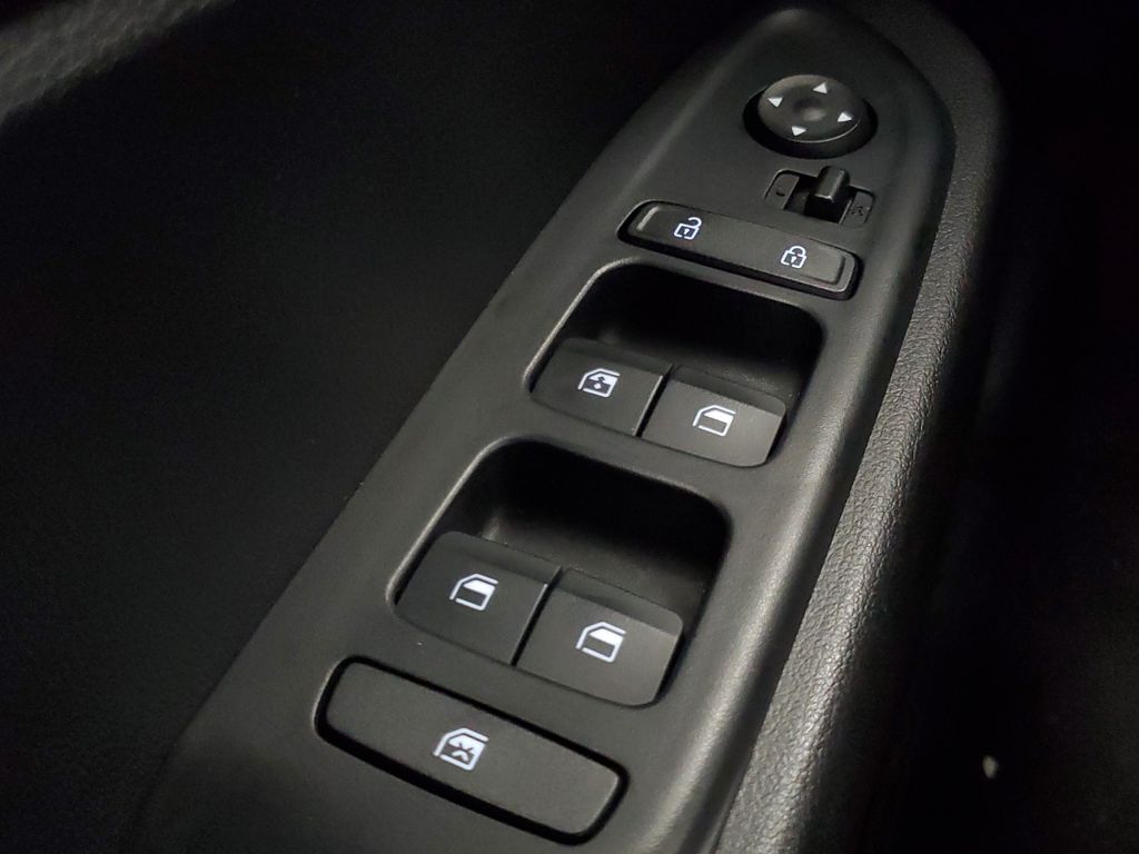 2025 Hyundai Venue SEL - Photo 16
