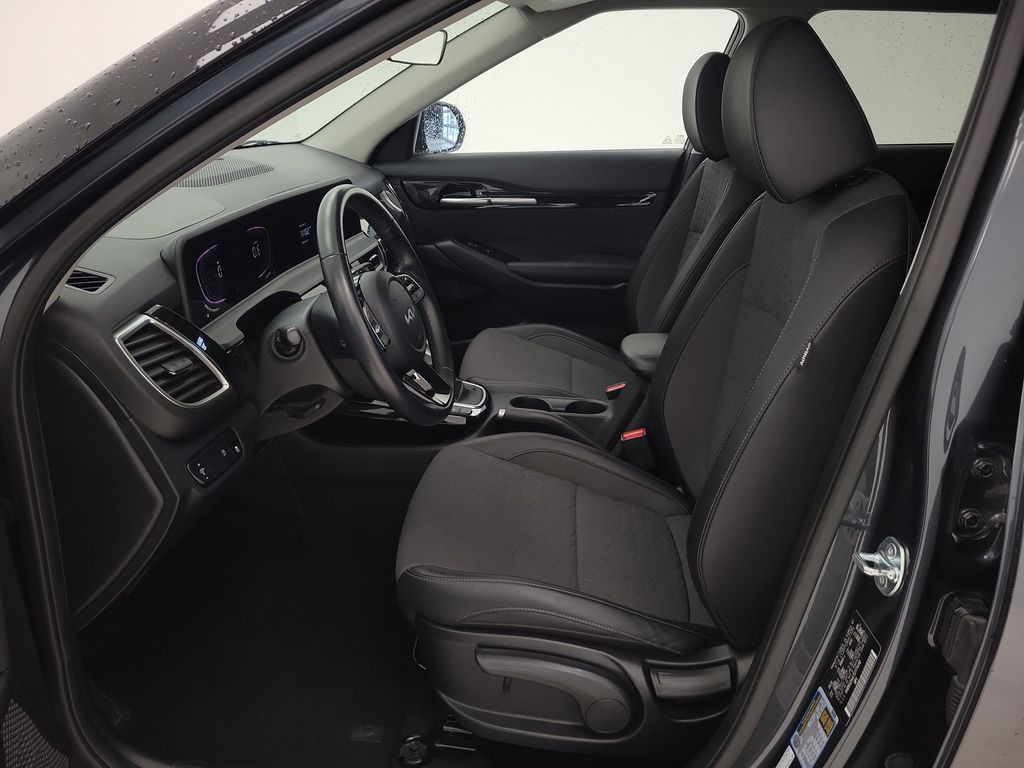 2025 Kia Seltos S - Photo 12