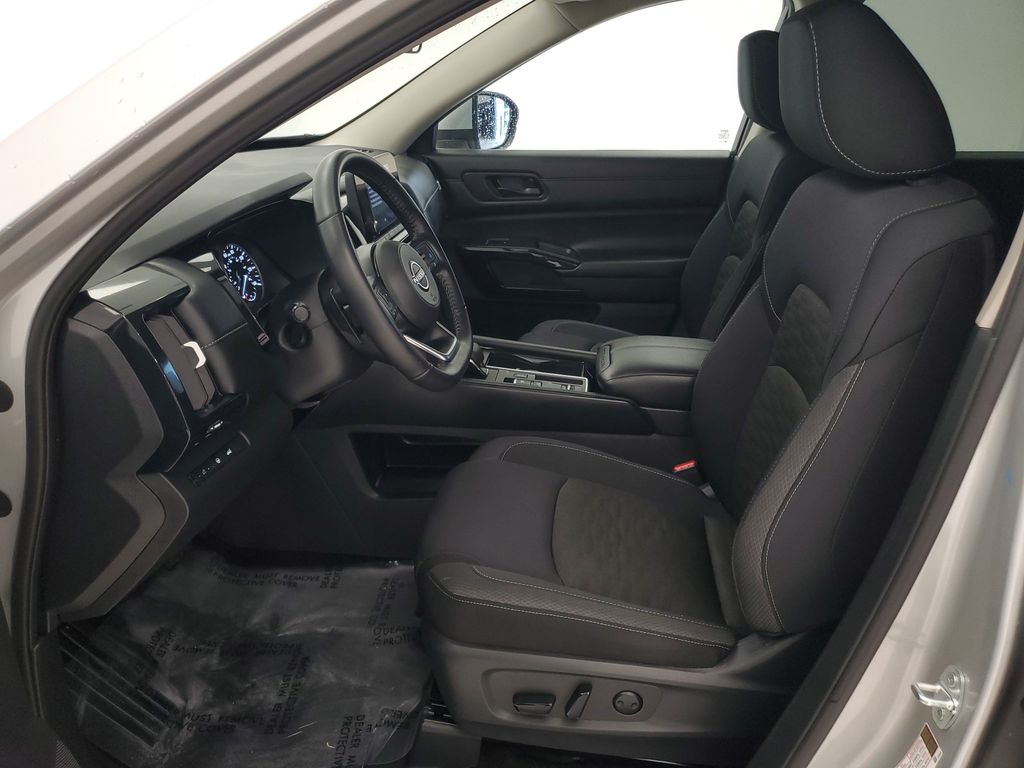 2025 Nissan Pathfinder SV - Photo 12