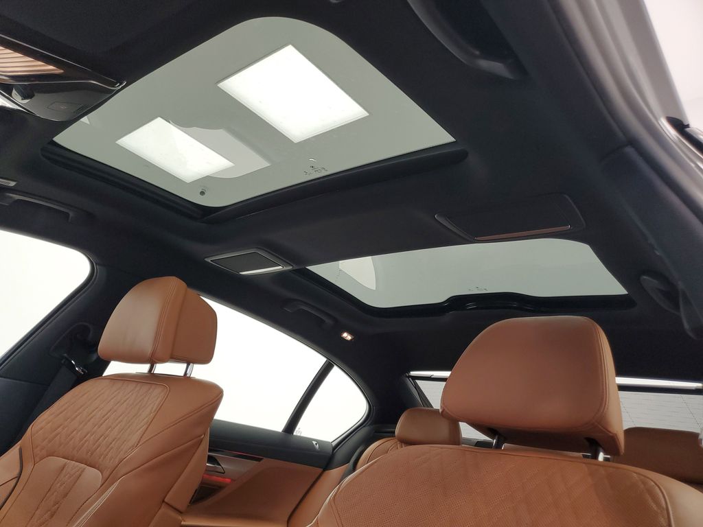 2021 BMW 7 Series 750i - Photo 28