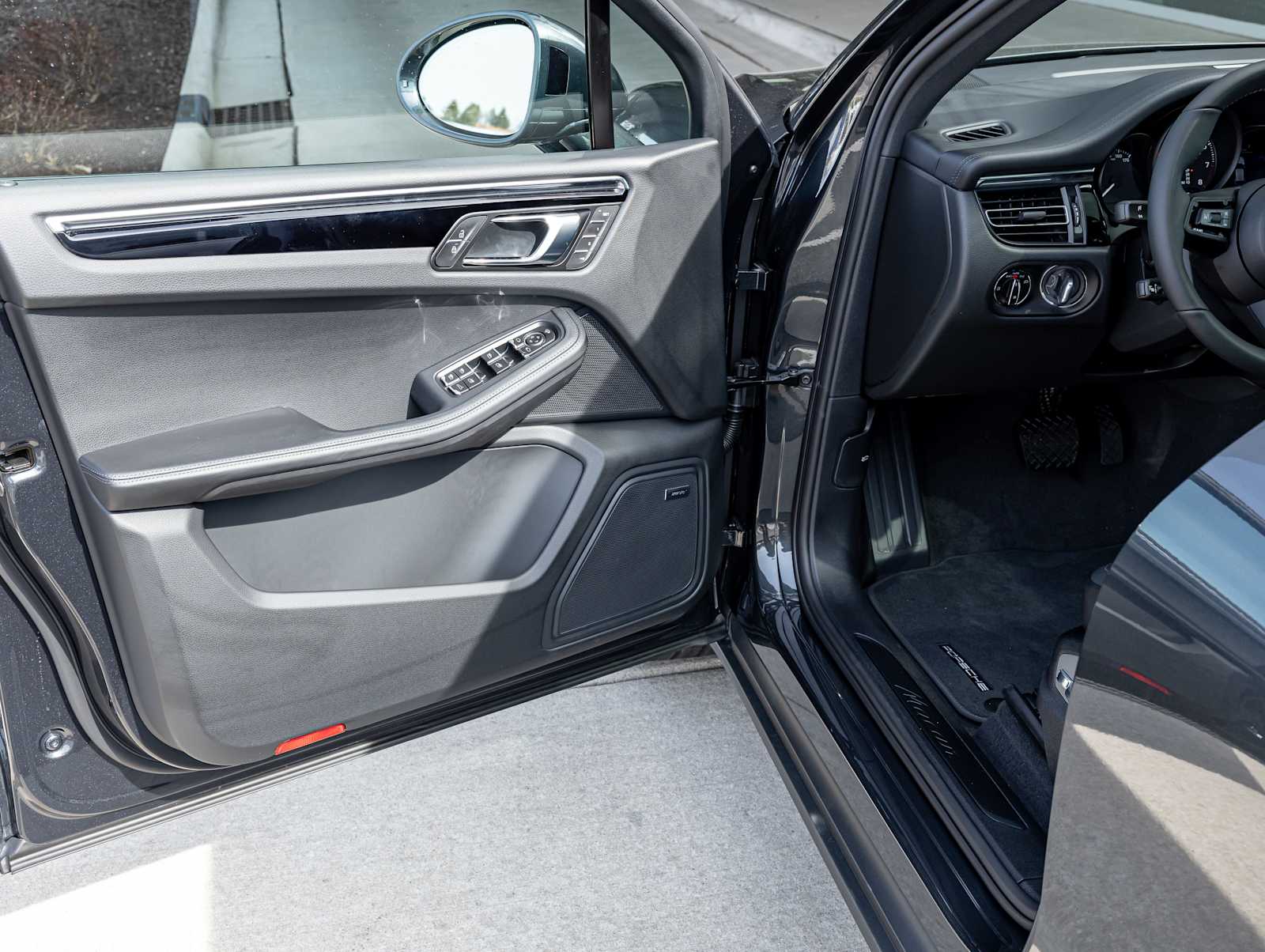 2026 Porsche Macan - Photo 13