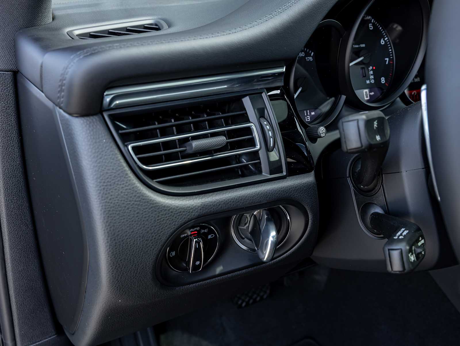 2026 Porsche Macan - Photo 16
