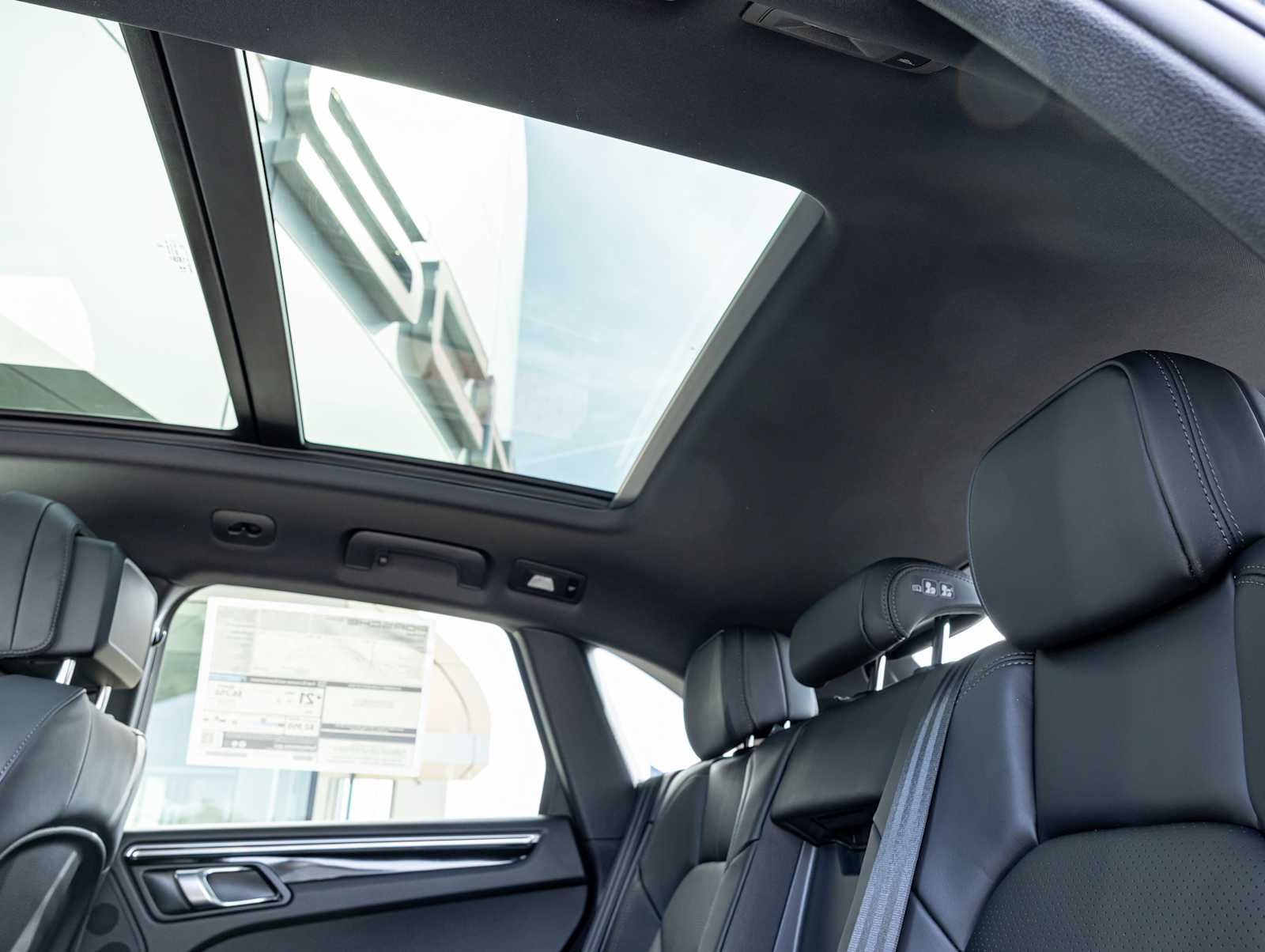 2026 Porsche Macan - Photo 30