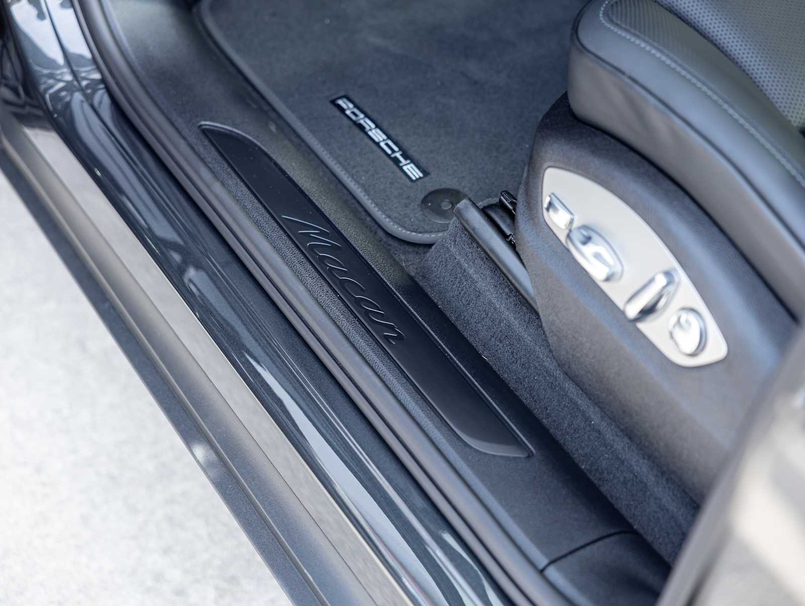 2026 Porsche Macan - Photo 15