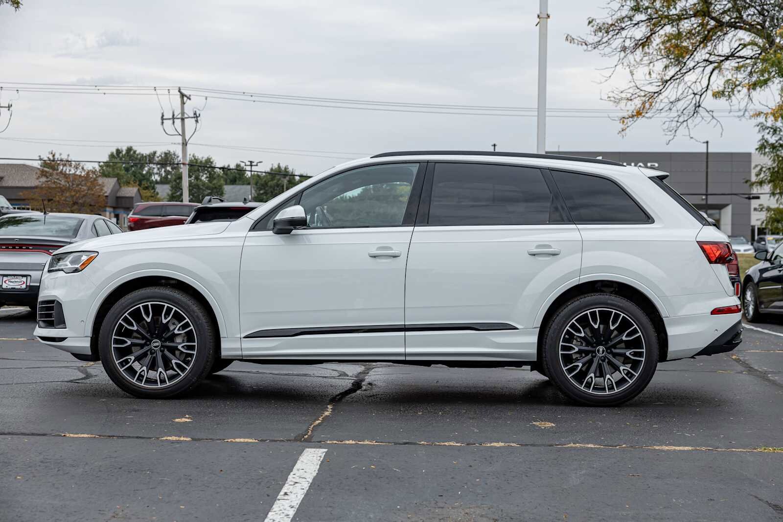 2022 Audi Q7 55 Premium photo 3