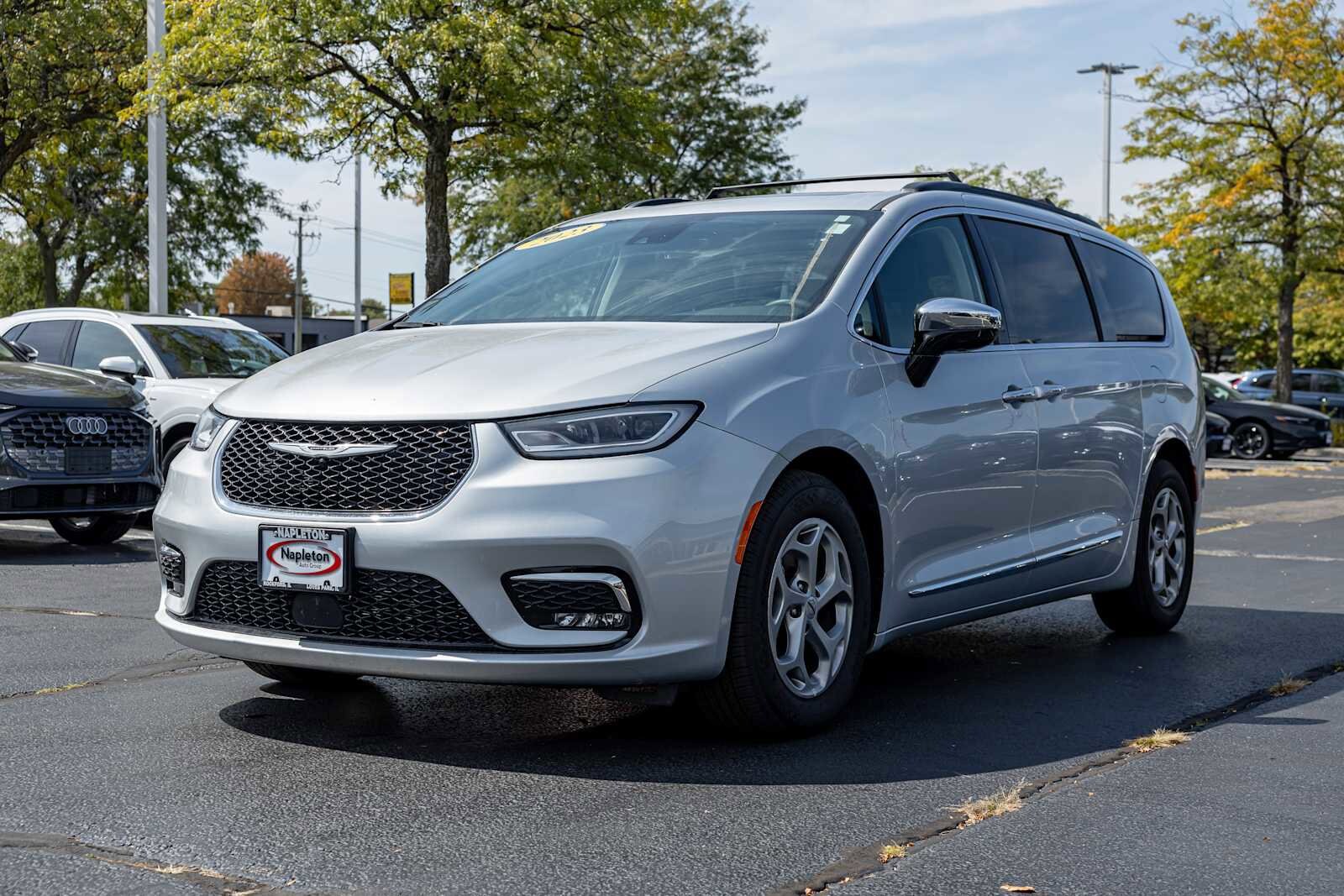 2023 Chrysler Pacifica Limited photo 3