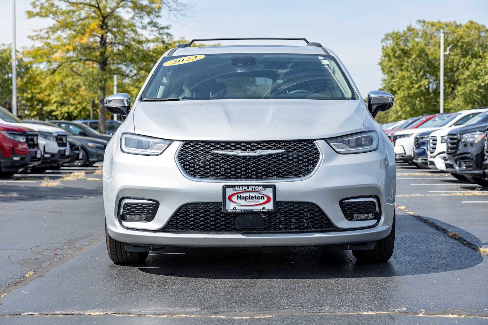 2023 Chrysler Pacifica Limited photo 2