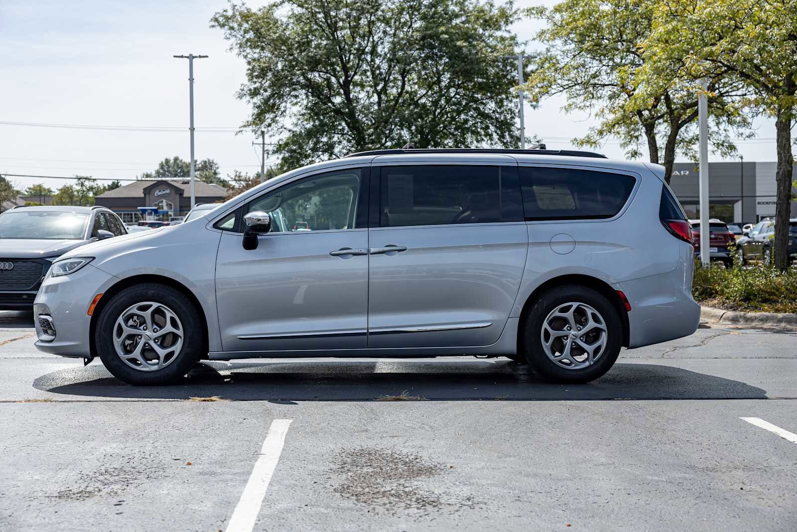 2023 Chrysler Pacifica Limited photo 4
