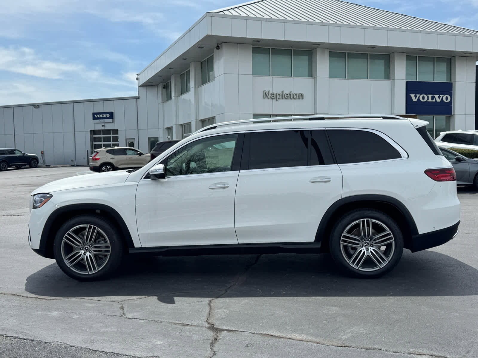 2025 Mercedes Benz GLS 450 4MATIC photo 3