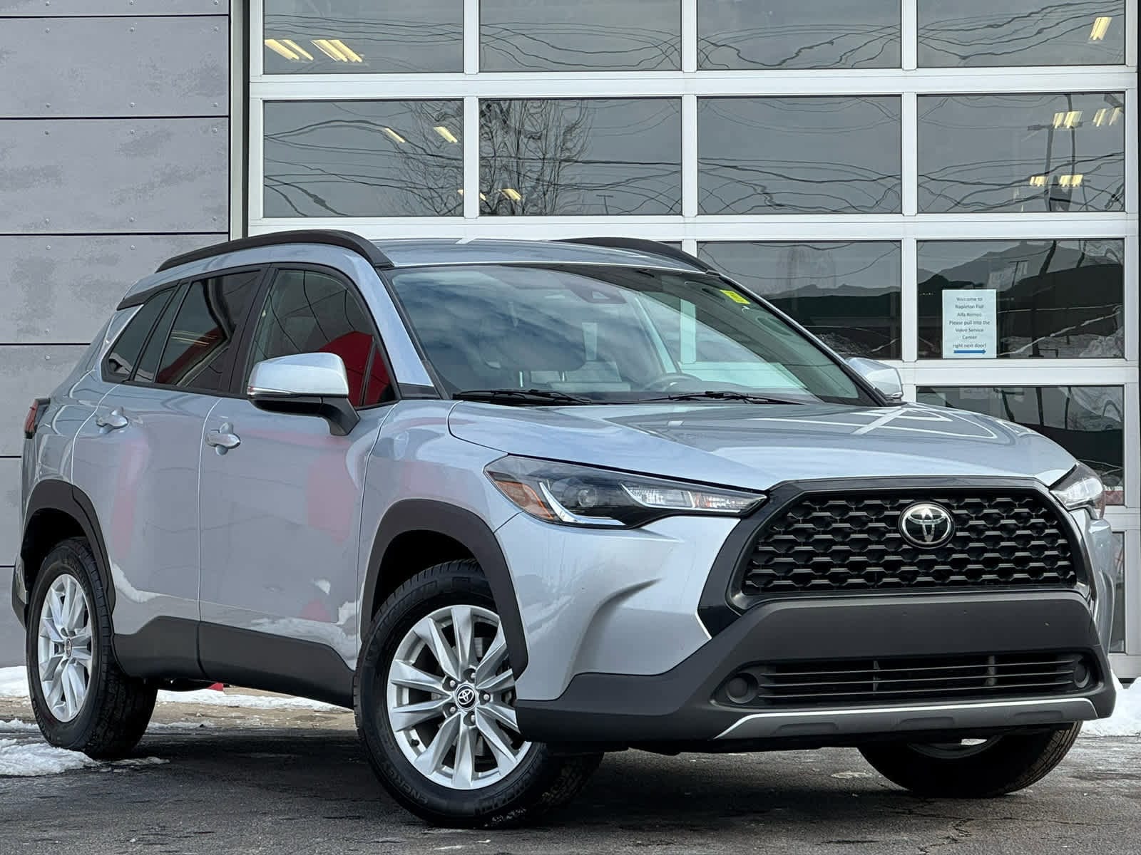 2022 Toyota Corolla Cross LE's photo