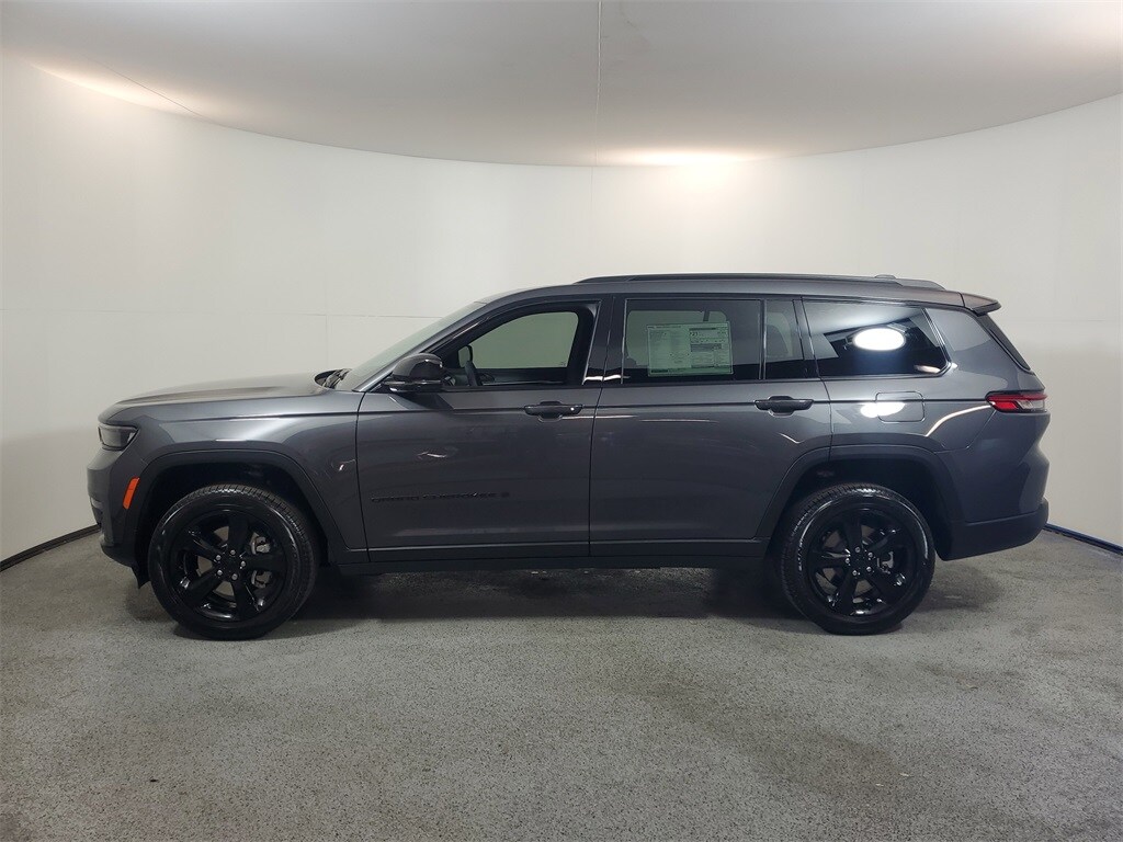 2025 Jeep Grand Cherokee Limited photo 3