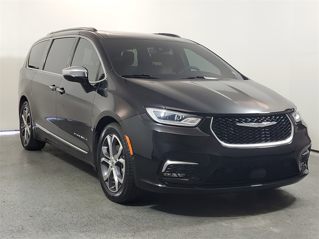 2023 Chrysler Pacifica Pinnacle's photo