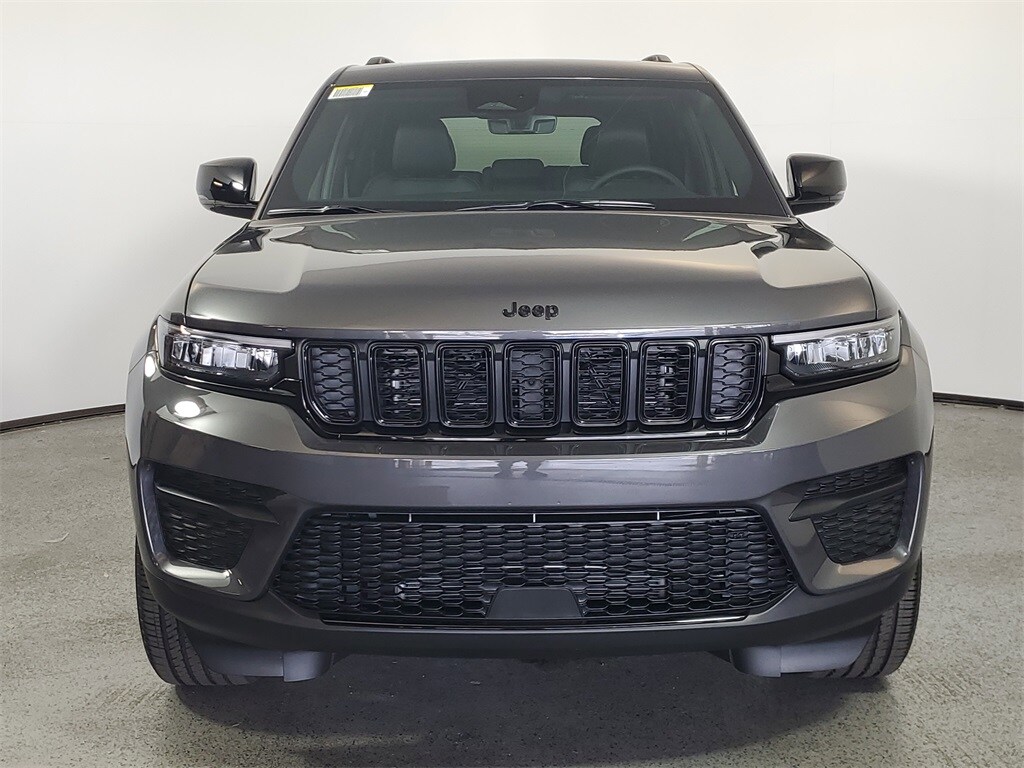 2025 Jeep Grand Cherokee Altitude photo 2