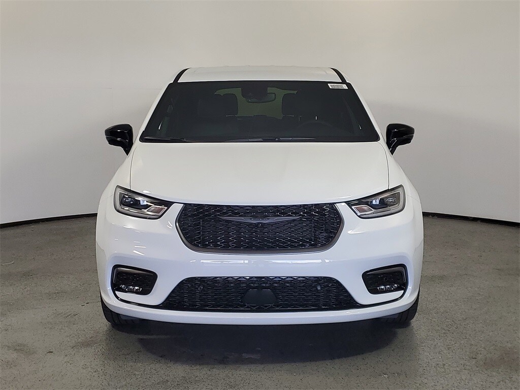 2026 Chrysler Pacifica photo 2